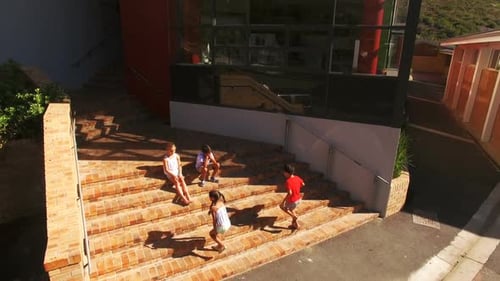 Crianças da escola sentadas na escada da escola