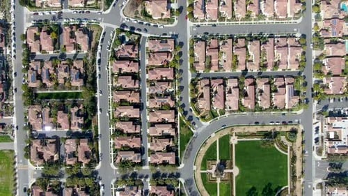 Luftaufnahme der Vorstadtgegend mit identischen Villen nebeneinander. San Diego, Kalifornien