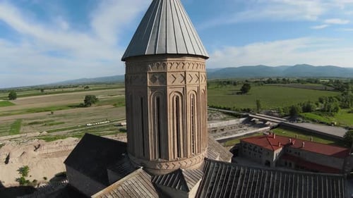 Survol aérien du village de montagne géorgien Kakheti