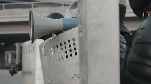 La police anti-émeute bloque la rue et disperse les manifestants