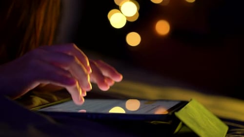 Nahaufnahme einer weiblichen Hand durch Berühren und Tippen des Tablets auf dem Bildschirm.