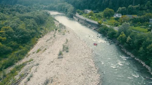 Vista aérea: rafting en barcos en un río de montaña