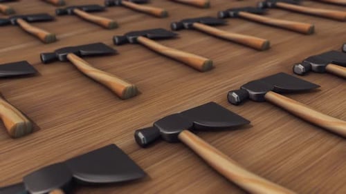 Viele kleine Handaxt mit Holzgriff, isoliert auf Holzhintergrund, 4k