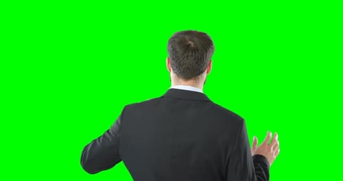 Geschäftsmann berührt digitalen Bildschirm