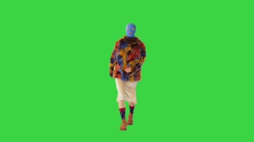 Trotziges Mädchen in Sturmhauben-Spaziergängen und macht einige energische Handgesten auf einem Greenscreen-Chroma-Key