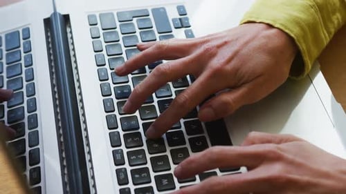 Mittelteil einer kaukasischen Frau, die Laptop benutzt und von zu Hause aus arbeitet