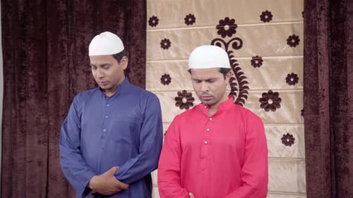 Homens muçulmanos realizando rituais Namaz