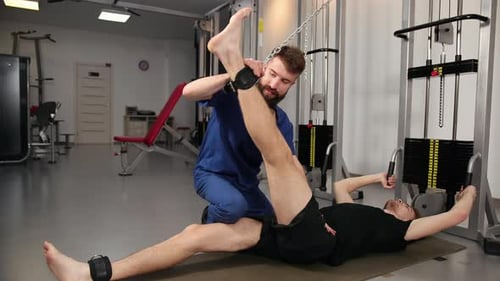 Athlet Männlicher Patient in der Klinik Sport Physiotherapie Konzept