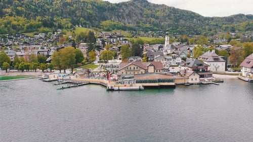 Vista aérea del lago de montaña Wolfgangsee con casas de la ciudad turística en Austria, Alpes
