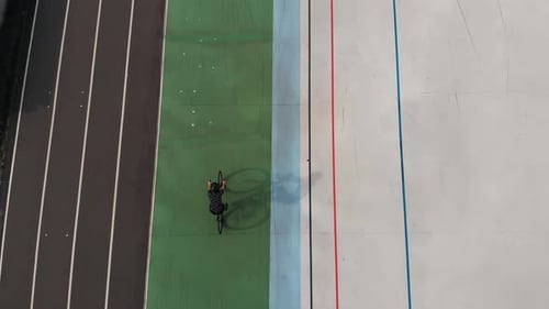 Fille sportive sur vélo de route à vélo à vélodrome ouvert