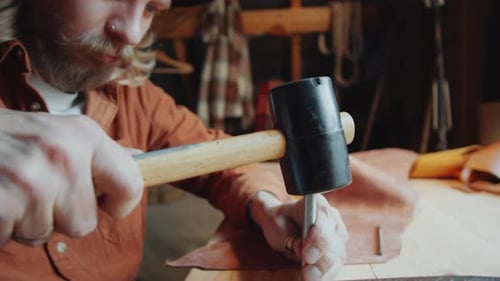 Bracelet en cuir perforé Craftsman avec marteau