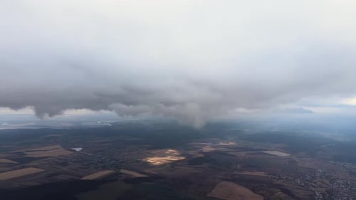 Luftaufnahme aus großer Höhe der Erde, bedeckt mit geschwollenen Regenwolken, die sich vor dem Regensturm bilden