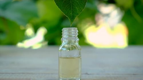Óleo essencial em uma garrafa pequena