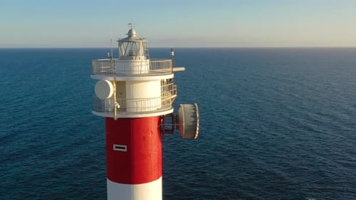 Vista desde la altura en el primer plano del faro. Océano en el fondo. Faro de Rasca