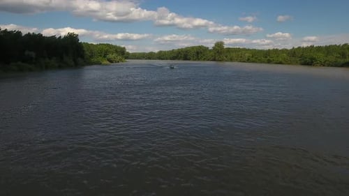 Schnellboot auf einem Fluss
