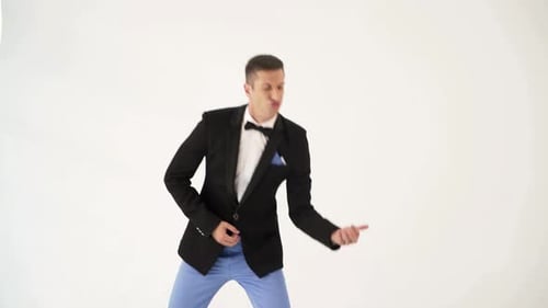 El hombre se comporta como un guitarrista
