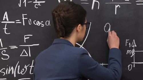 Lehrerin schreibt physische Formeln an die Tafel, Exact Science Study
