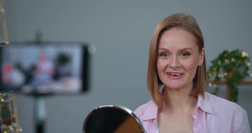 Hermosa Chica Hablando Y Aplicando Y Demostrando Lápiz Labial En Su Mano Mientras Graba Un Vídeo Para