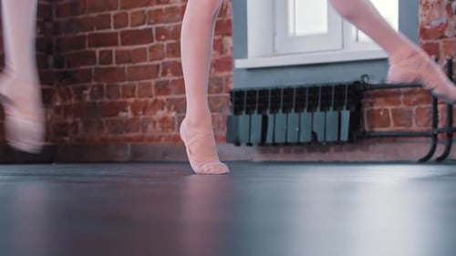 Zwei Ballerinamädchen tanzen beim Training in ihren Ballettsocken