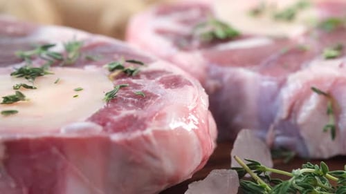 Nahaufnahme von rohem Fleisch auf einem Schneidebrett auf einem Schneidebrett