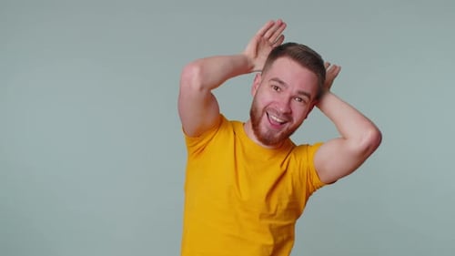 Adorável Homem Engraçado Sorrir Amigável Fazendo Orelhas De Coelho Gesto Na Cabeça Divertir-se Enganando