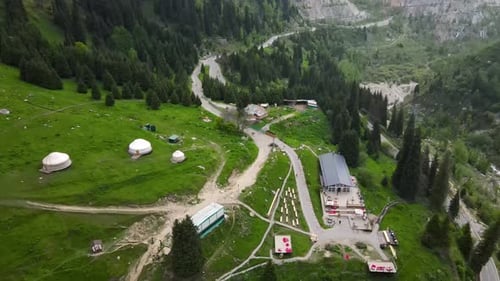 Aerial Yurt Nomad House dans la montagne d'Almaty