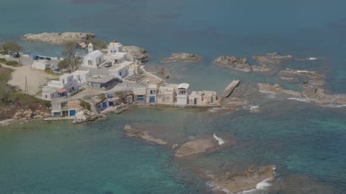 Inclinaison aérienne lente du village de pêcheurs de Mandrakia sur l'île de Milos