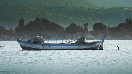 Barco fondeado