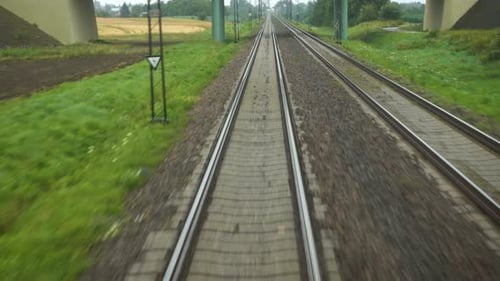 Vista desde los rieles del tren Running Away 5