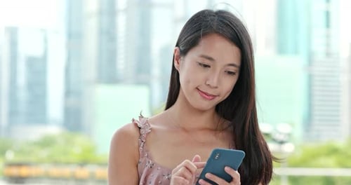 Woman use of cellphone in the city