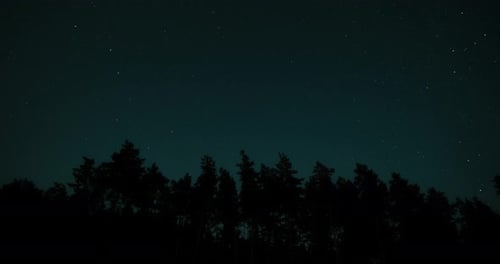 Timelapse de estrelas em movimento no céu noturno