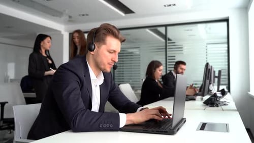 Contact Center Agent Consulting Customers Online