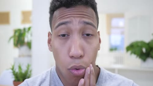 Zahnschmerzen Afrikanischer Mann leidet unter Zahnschmerzen
