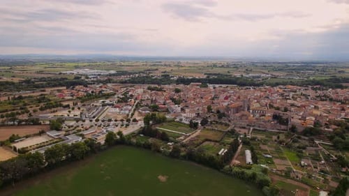 Voo de Drone sobre o campo em direção à cidade de Castello D'Empuries