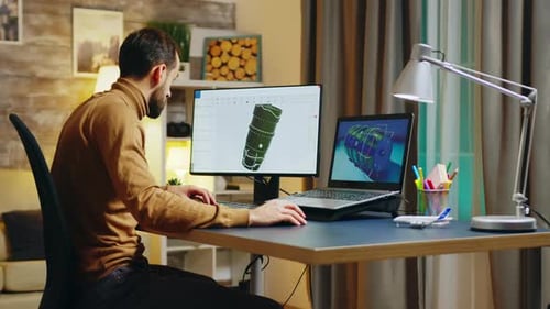Bärtiger Ingenieur sitzt an seinem Schreibtisch im Home Office