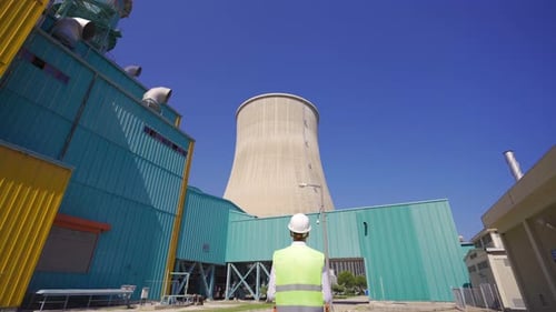 Ingénieur marchant dans une centrale à cycle électrique au gaz naturel.