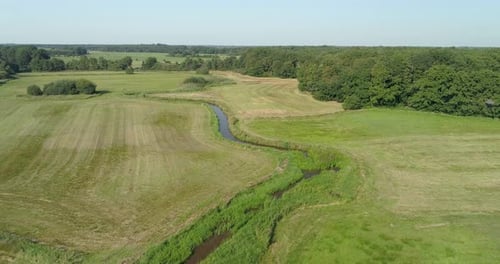Vue aérienne de la petite rivière sinueuse Reest.