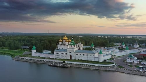 Monastère Ipatievsky à Kostroma au coucher du soleil en Russie