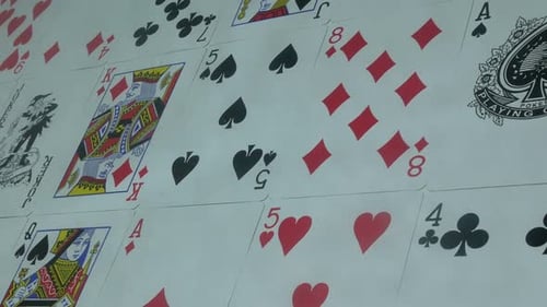 Pokerkarten in einem Spiel auf dem Tisch