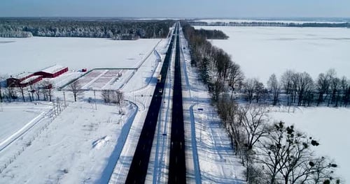 Luftaufnahme der Schneestraße im Winter