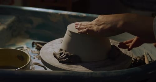 Jeune potière travaillant dans son atelier