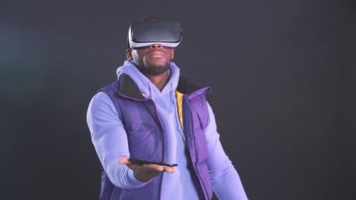 Junger afroamerikanischer Mann nutzt eine zukünftige Technologieplattform
