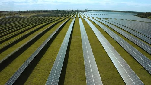 Blick von oben auf ein Solarkraftwerk Sonnenkollektoren für erneuerbare Energien