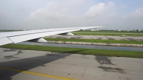 Nahaufnahme des Flugzeugflügels über der Landebahn, das Flugzeug ist startbereit