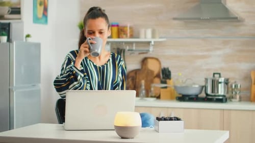 Kaffee trinken und mit Aromatherapie arbeiten