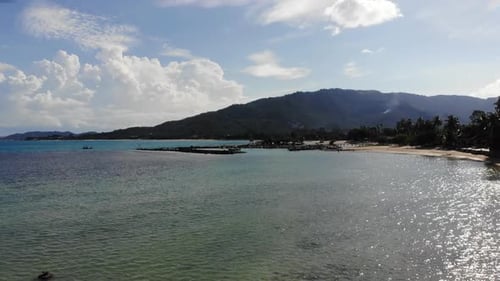 Wunderschöner tropischer Strand, Meer, Meer mit blauem Himmel und weißer Wolke