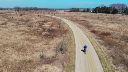 Aerial Iw Cyclist engagiert sich für einen gesunden Lebensstil. Radtour im Park. Ein Quadrocopter Das