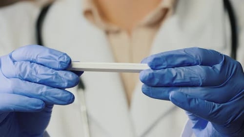 Sanitäter zeigt Express-Test mit negativem Ergebnis