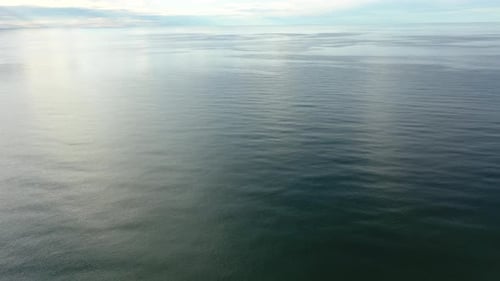 LUFTAUFNAHME: Rotierende Aufnahme des riesigen Ozeans mit blauem Himmel Horizont