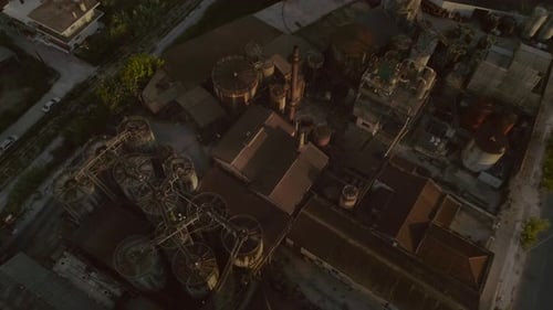 Vue aérienne d'une zone industrielle et d'une zone industrielle à Patras, en Grèce.